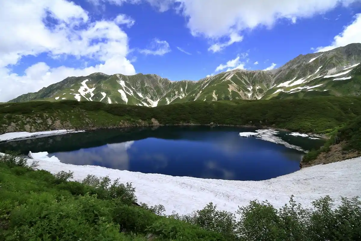孟达天池,是青海省海东市循化县孟达国家级自然保护区内的一个天然