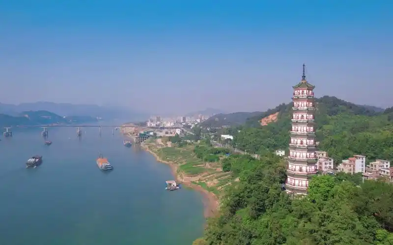 航拍西江边只新不旧,已有数百年历史的广东德庆三元塔