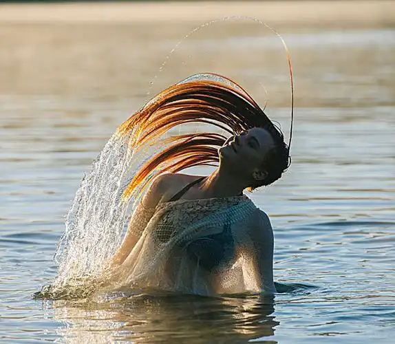 美女_穿_比基尼胸罩_水中_投掷_湿发_背影_微笑_图片大全—全景创意
