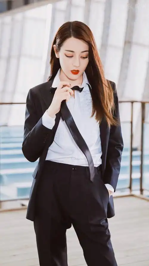 可以把西装穿的这么帅的女明星,迪丽热巴必须榜上有名!