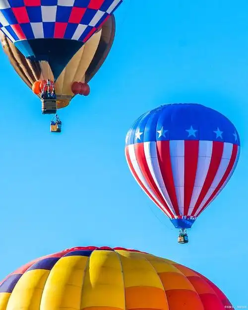 在土耳其乘坐热气球旅行