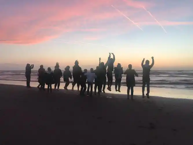 看一下落日里孩子们的背影,我们都是多么幸福的人!