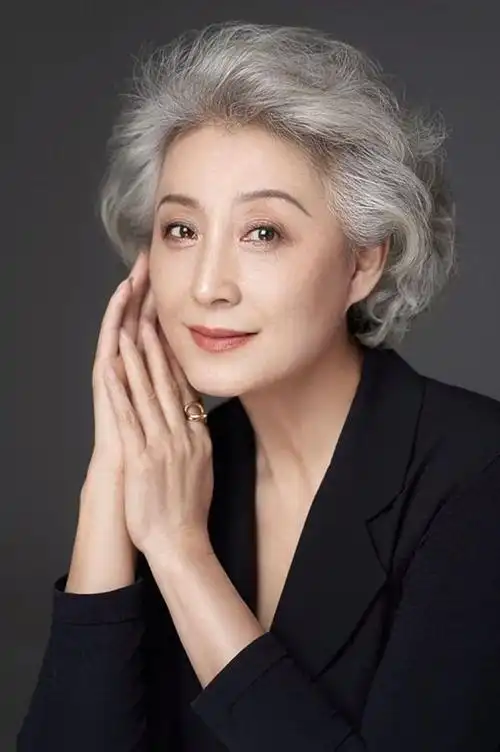 白发微卷,穿衣简约大方,仪态端庄|短发|发型|穿搭|女性身材_网易订阅