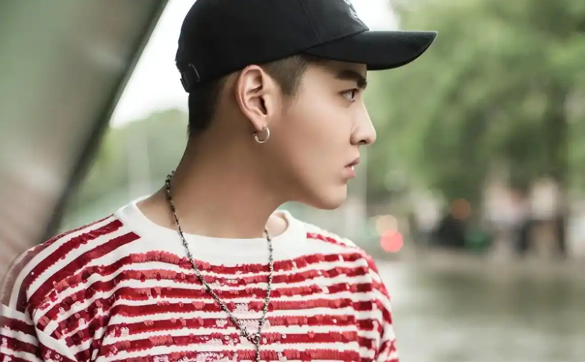 吴亦凡近照疑似曝光,发福到认不出来,当上"副班长"仍坚持写歌