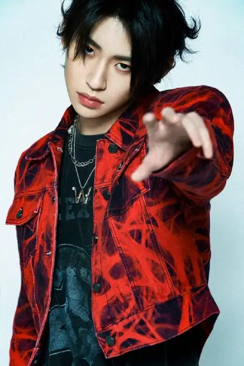 闪光的乐队》,@小鬼-王琳凯一身红色火焰西装演唱摇滚版《无畏无惧》