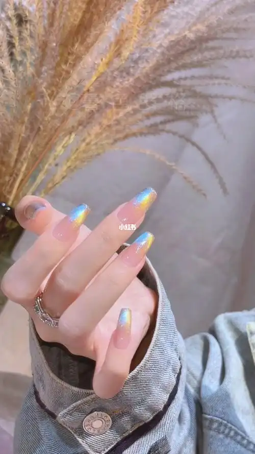 这双色渐变也太好看了吧#动感碎钻猫眼  #腮红美甲  #高级显白美甲