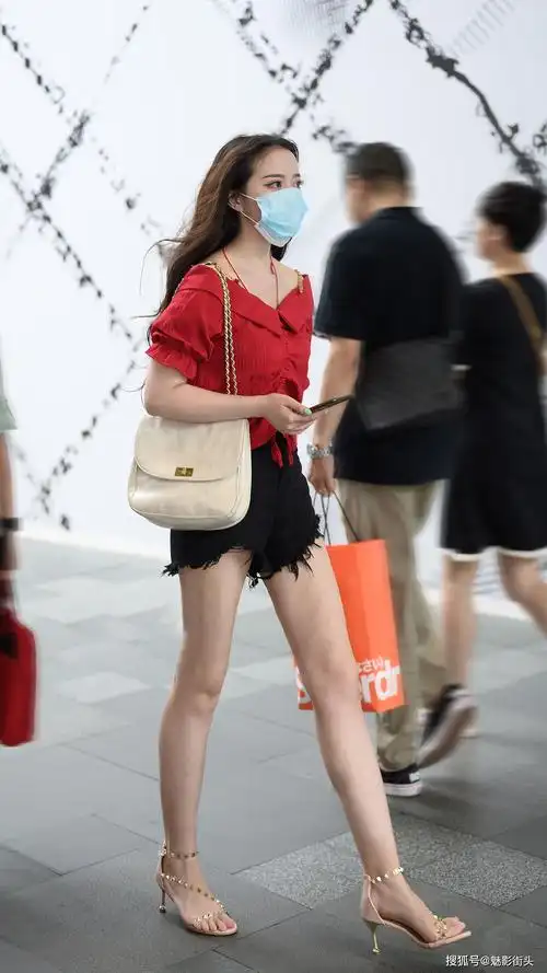 夏天穿凉鞋美女更看重凉鞋的款式适合个性搭配穿出清凉效果