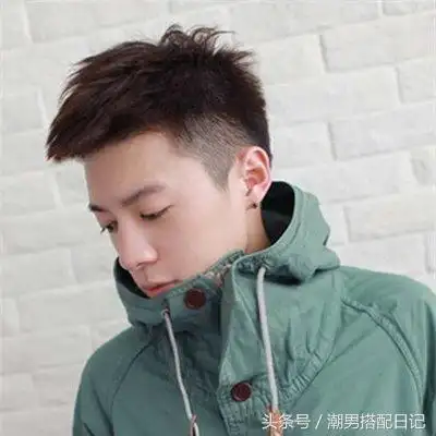 2:两边剃短锅盖头精简的短发,配合清晰的五官,让人感觉非常清爽干练