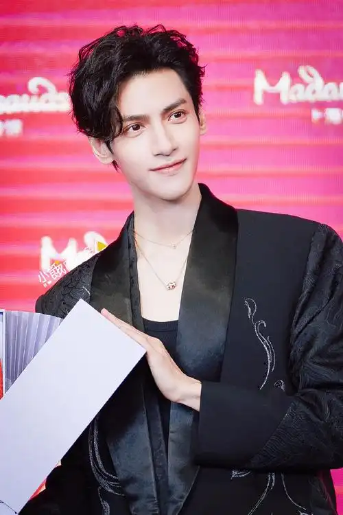 罗云熙莲花刺绣西装##罗云熙杜莎双蜡像揭幕