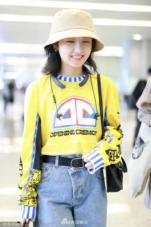 张子枫穿高腰牛仔裤长腿吸睛 穿黑色马丁靴变身酷女孩_娱乐频道_中国