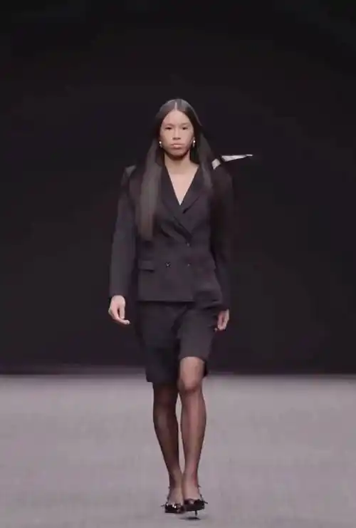 张庭女儿时装周走秀,台风稳健下巴像妈!网友:有混血黑美人气质