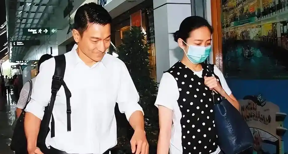 他的妻子是马来西亚富商的女儿朱丽倩,也是刘德华的"忠实粉丝".