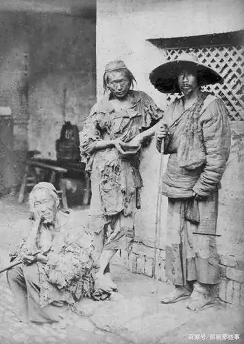 街边修伞的师傅,即使有门手艺,但是仍然穷困,三餐不继,连鞋都买不起.