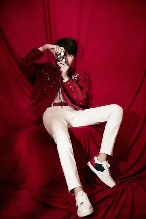 王俊凯身着红色刺绣夹克 时尚搭配更惹眼