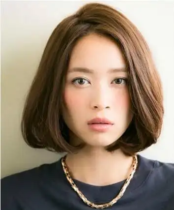 发丝呈现着自然的线条感紧紧贴附在脸颊两侧,完美掩饰了胖圆脸的脸型
