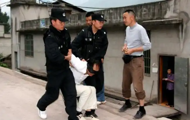 鹤峰公安跨地区追捕9名犯罪嫌疑人宜昌落网