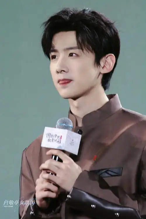 97#华邑酒店品牌代言人白敬亭#99这里有只可爱9799@白敬亭