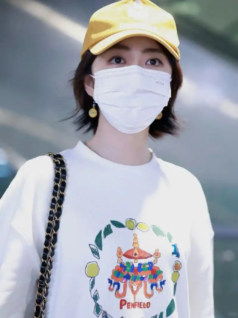 谭松韵机场亮相,穿搭犹如动画小熊,甜美可爱引瞩目  4月20日,谭松韵在