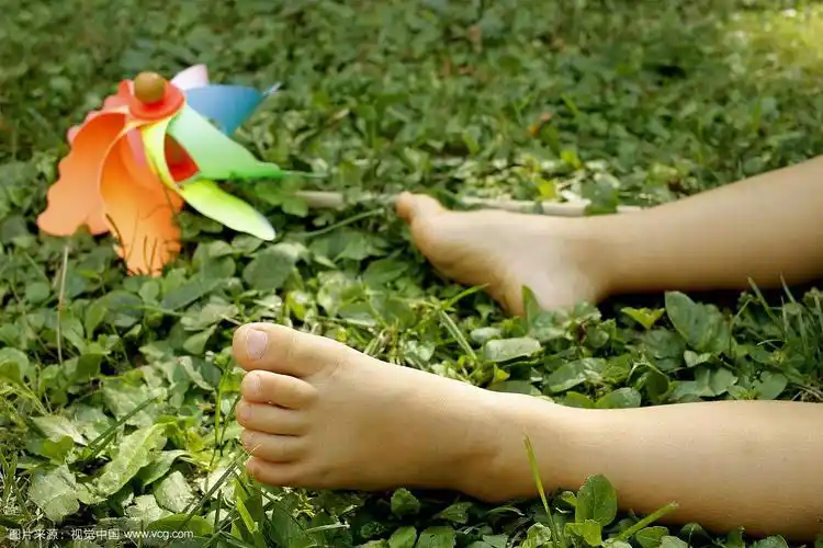 赤脚对孩子是最好的