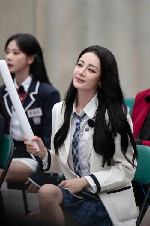 迪丽热巴校服唱歌