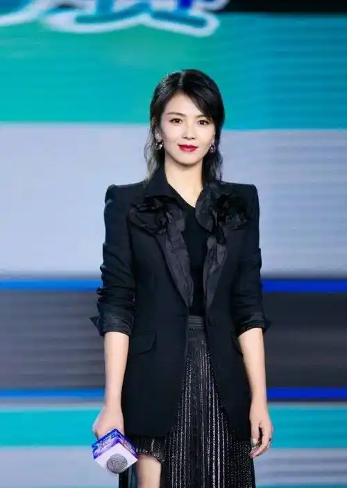 穿西服套装温柔又不失气场,看不出43岁了_西装_选择了_上身