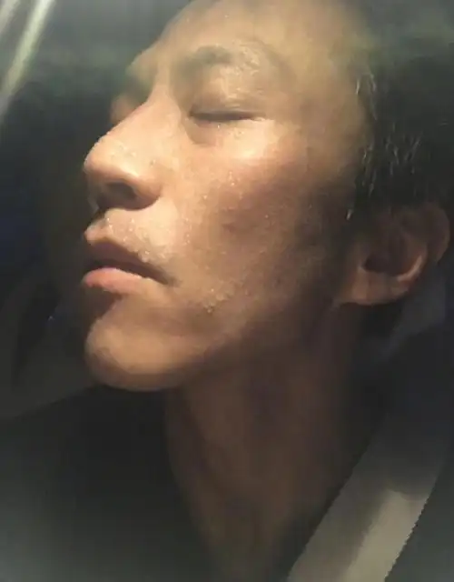 5月29日凌晨,邓超在社交平台晒出一张侧颜自拍和约67.