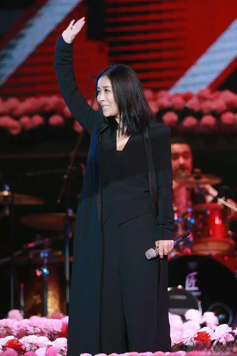 那英言论引发争议 那英的言论引发了广泛不满,她的言论伤害了底层人群