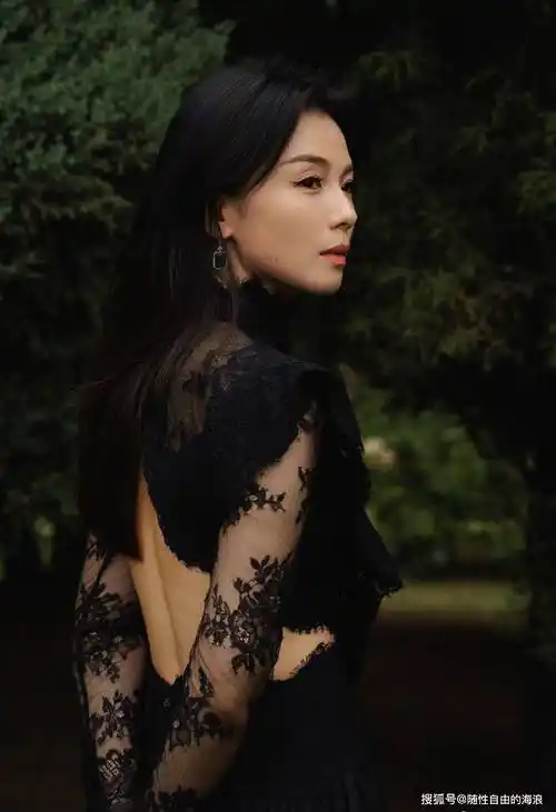 刘涛最新造型释出,黑白两套蕾丝裙形成对比,黑色神秘白色优雅,非常