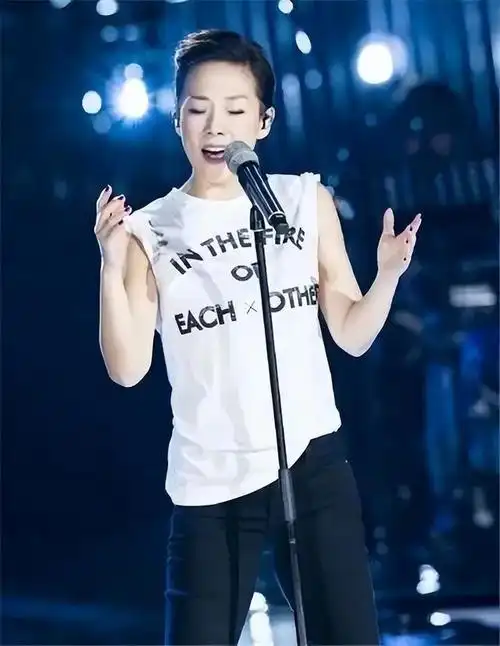 林忆莲晒素颜照惊到网友现实中朴实似老太太和蔼可亲接地气