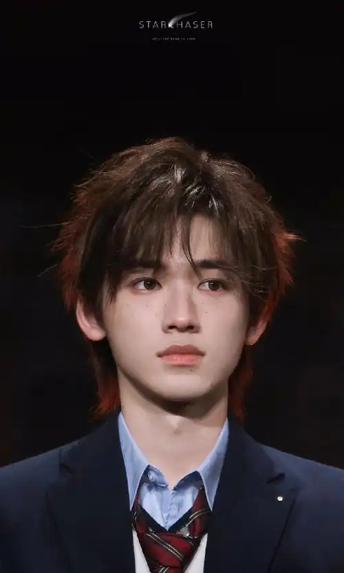 看看什么叫整都整不出的神级美鼻@时代少年团-宋亚轩#鼻子决定了颜值