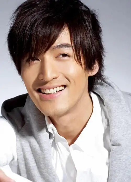 实力派演员胡歌,年轻时也是帅小伙一枚,碾压当红小鲜肉!