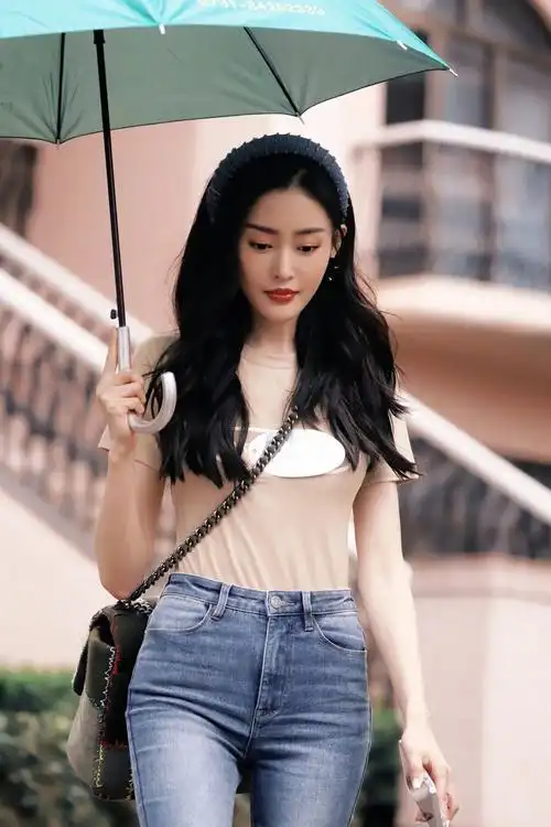 点击上方关注小丸子,获取更多有趣有料的时尚资讯和明星穿搭.