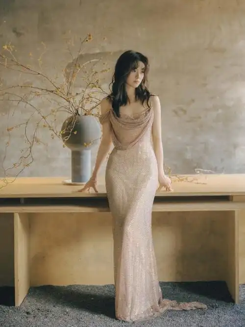 李兰迪|微博视界大会造型公开,一身裸色礼服搭配精致野猫妆,整个人又