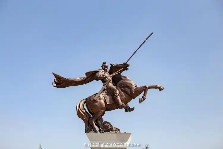 1200平米的广场中,最醒目的是这座高10米,重约8吨的赵云铜像,不得不