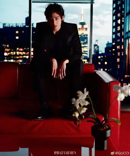 演员及品牌大使@宋威龙99身穿#古驰2024早秋系列#登上《芭莎男士》