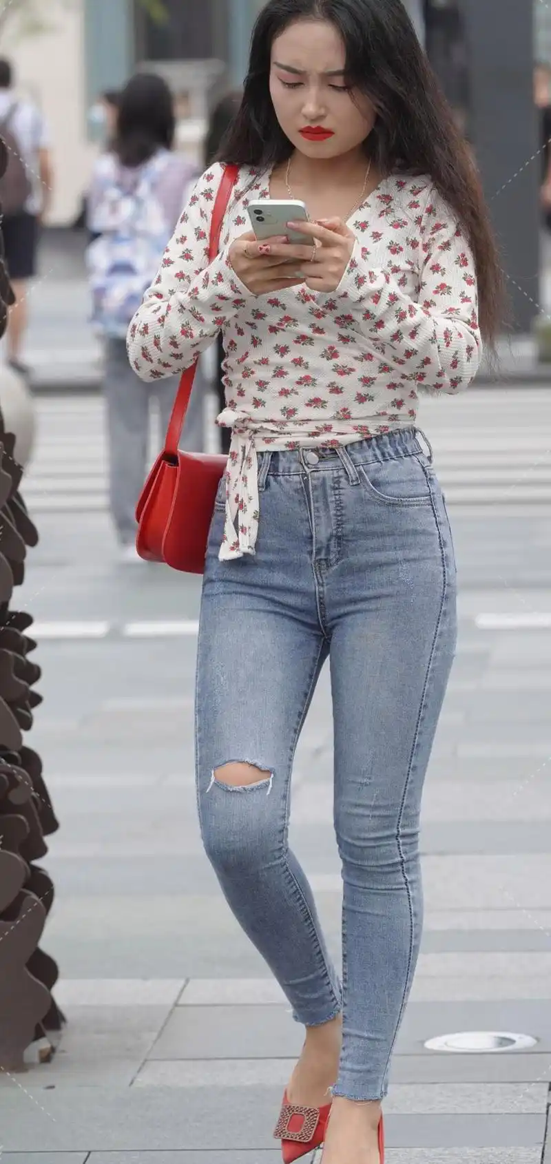 简约风格经典款式,小脚牛仔裤搭配,彰显随性与精致!