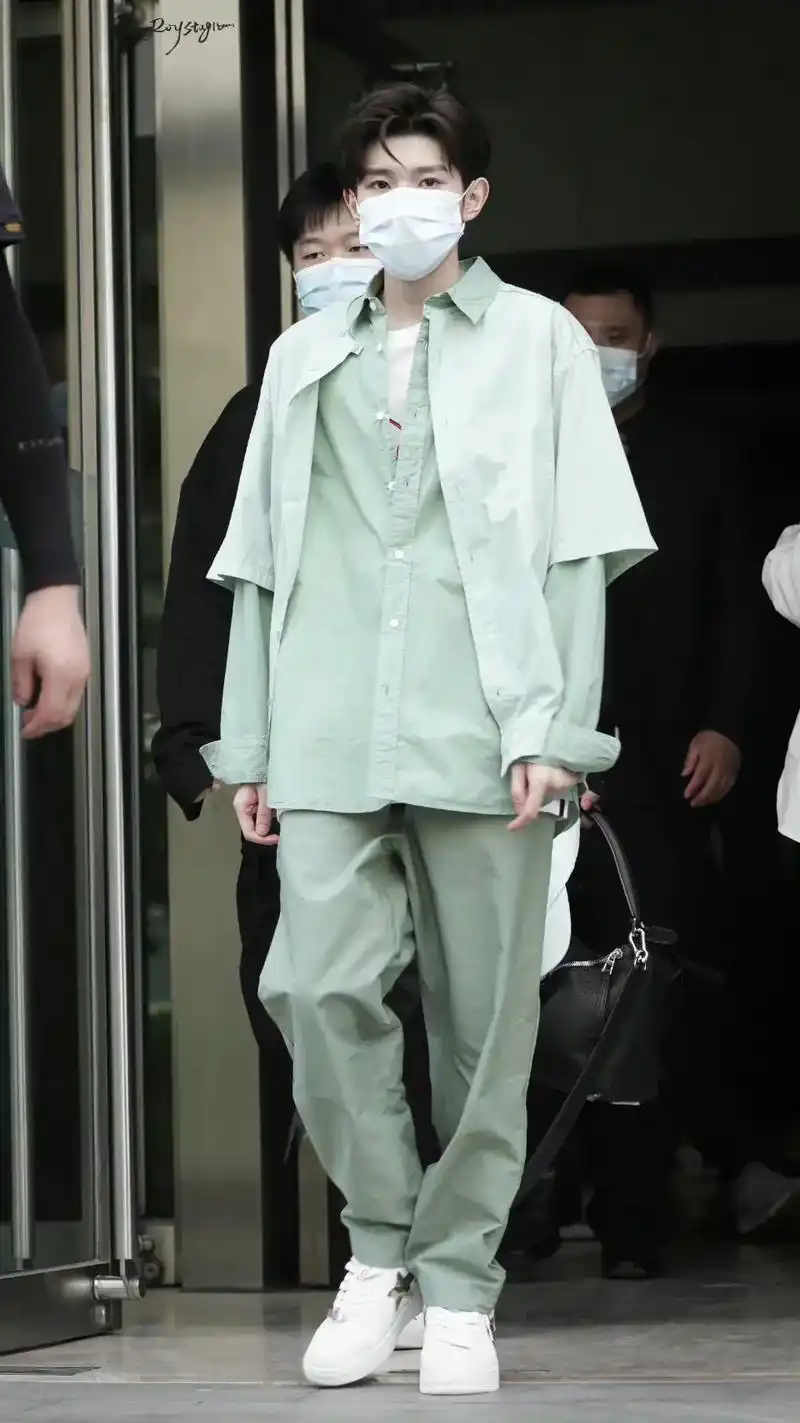 王源 #热门音乐97  喜欢收集一些王源的全身照 超级超级 - 抖音