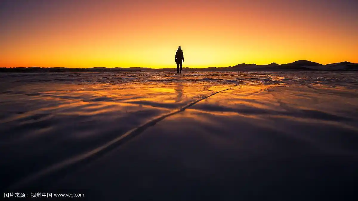 夕阳余晖中的一个人