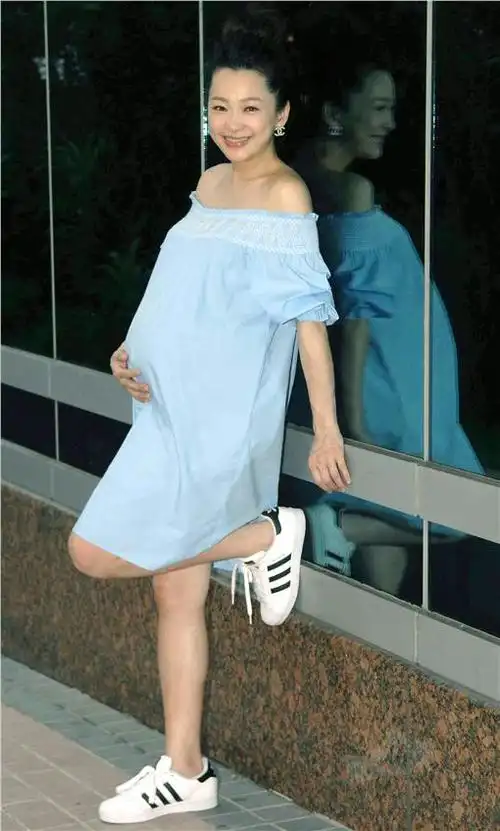 六月女儿"随时冲出来"挺肚宣传新戏