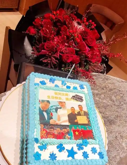 刘国梁43岁生日:戴生日帽满脸幸福,两女儿搞怪,蛋糕的字成亮点