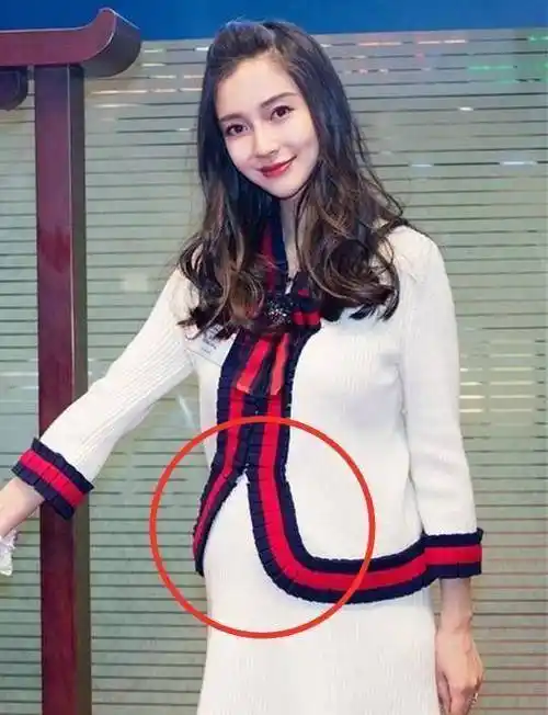 其实就baby怀孕当年,也还是能在很多地方看到怀孕的照片,就比如当年她