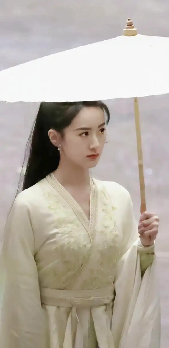 我喜欢《倾城亦清欢》中袁冰妍的古装造型