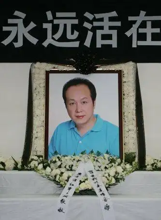 《新闻联播》主持人罗京逝世11年,妻子改嫁富商,受到网友抨击