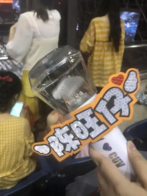 我朋友的棒子敲了一下unine logo掉了 摇摇摇 辣菜下我的依然坚挺?