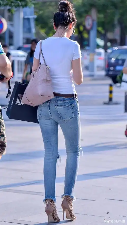 街拍时尚穿搭 纤瘦高挑紧身牛仔裤美女 完美身姿