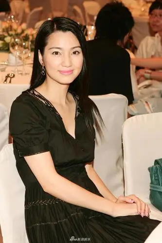 洪欣删光张丹峰相关微博疑表态 年轻辣照曝光获赞:甩毕滢18条街