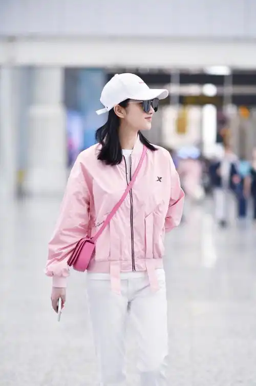 景甜清新甜美造型机场街拍写真_高清图集_新浪网