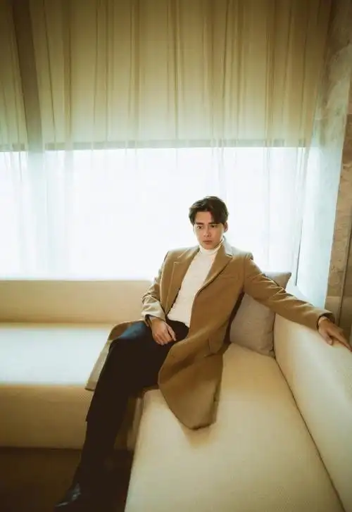 白色高领毛衣很适合李易峰的身材,仿佛整个青春都在满溢.