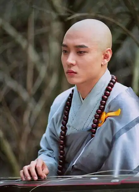 贾乃亮微博晒光头造型 网友:甜馨儿晚上不会开灯了