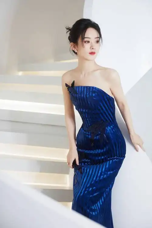 赵丽颖离婚后状态又回来了,气质高贵,身穿蓝色抹胸长裙,一抹红唇明艳